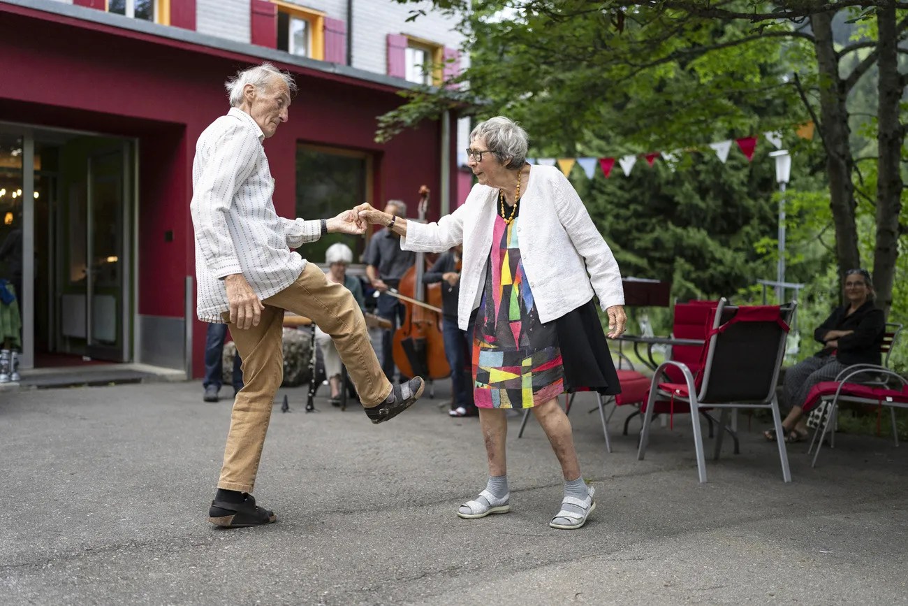 對已婚夫婦分別徵稅引發了一個問題：哪種家庭模式應該享有利好的稅收條件？