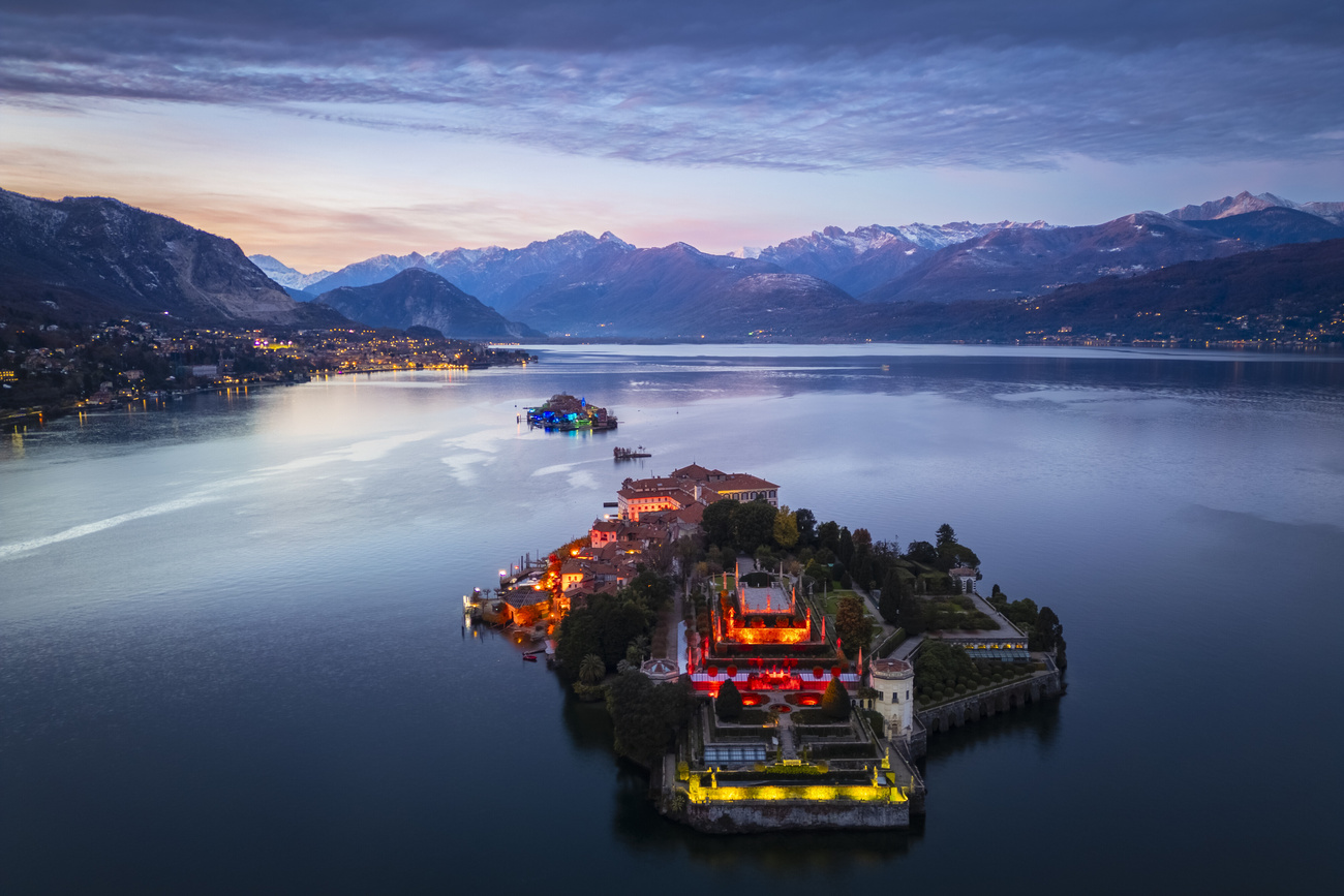 Inseln in einem See, beleuchtet mit farbigen Lichtern