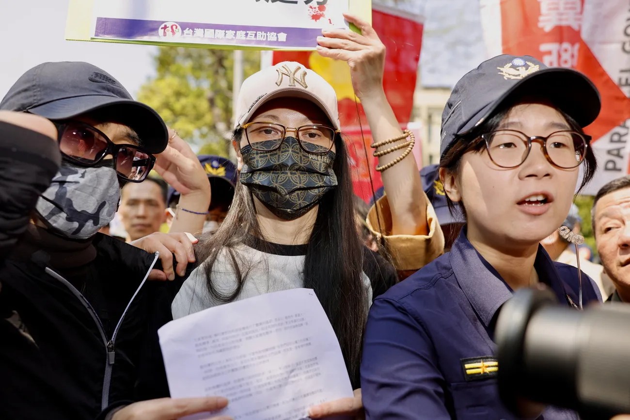 2025年，生活在台灣的中籍網紅劉振亞(網名「台灣yaya」)涉嫌在社群媒體上發表多篇「以武力實現兩岸統一」的言論。因違反台灣相關規定，被台灣移民署裁定遣返。