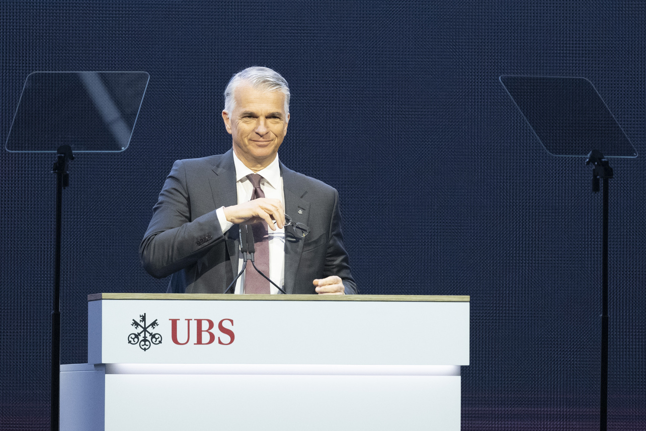 Sergio Ermotti con in mano degli occhiali prima di un discorso