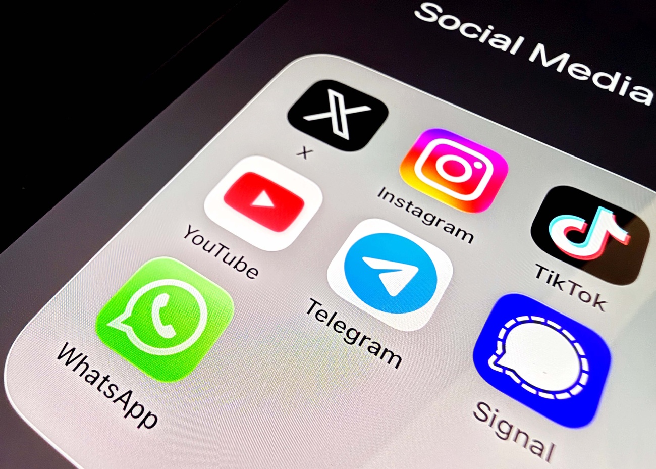 smartphone con icone dei principali social media