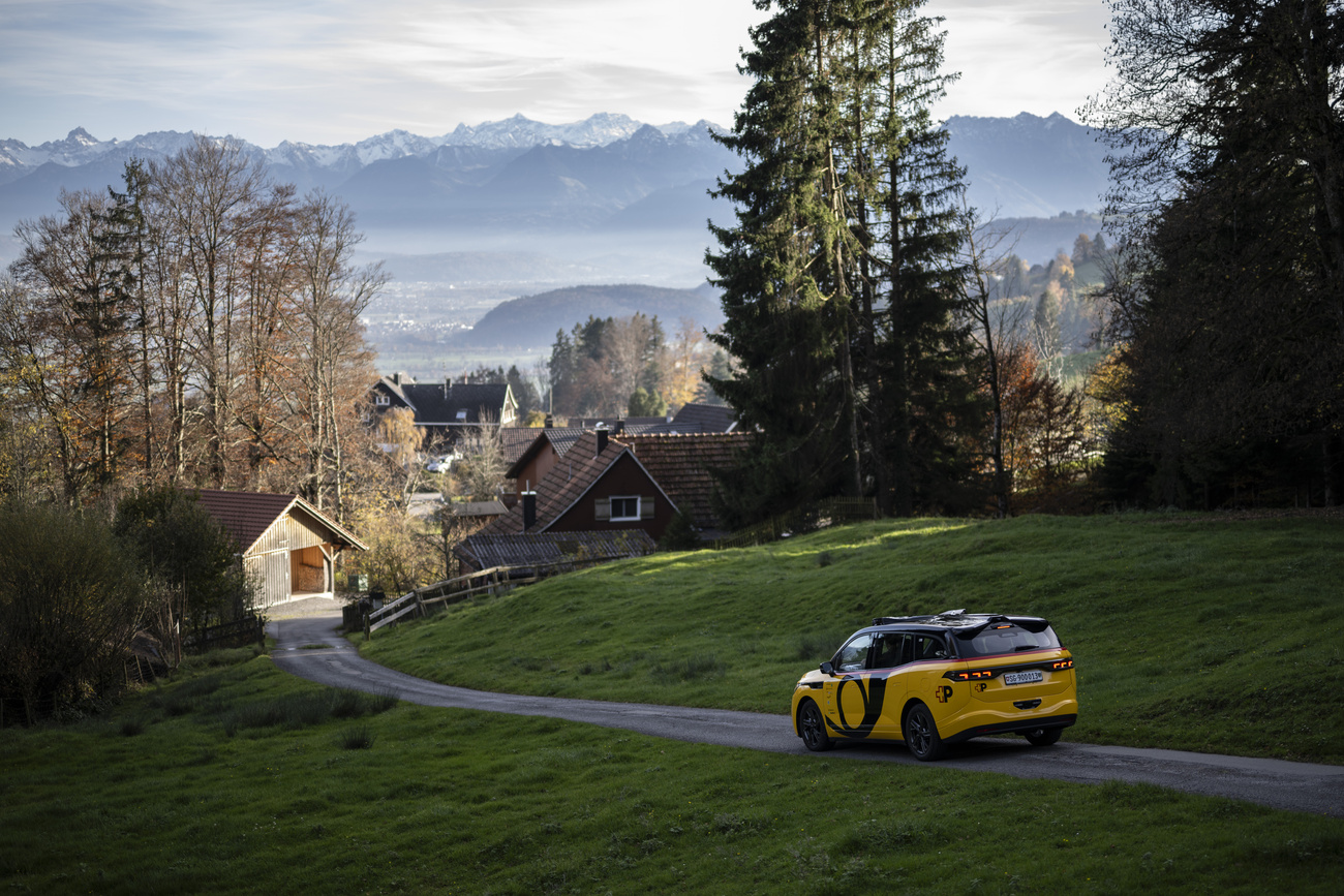 La macchina automatica AmiGo di AutoPostale in una strada di campagna.