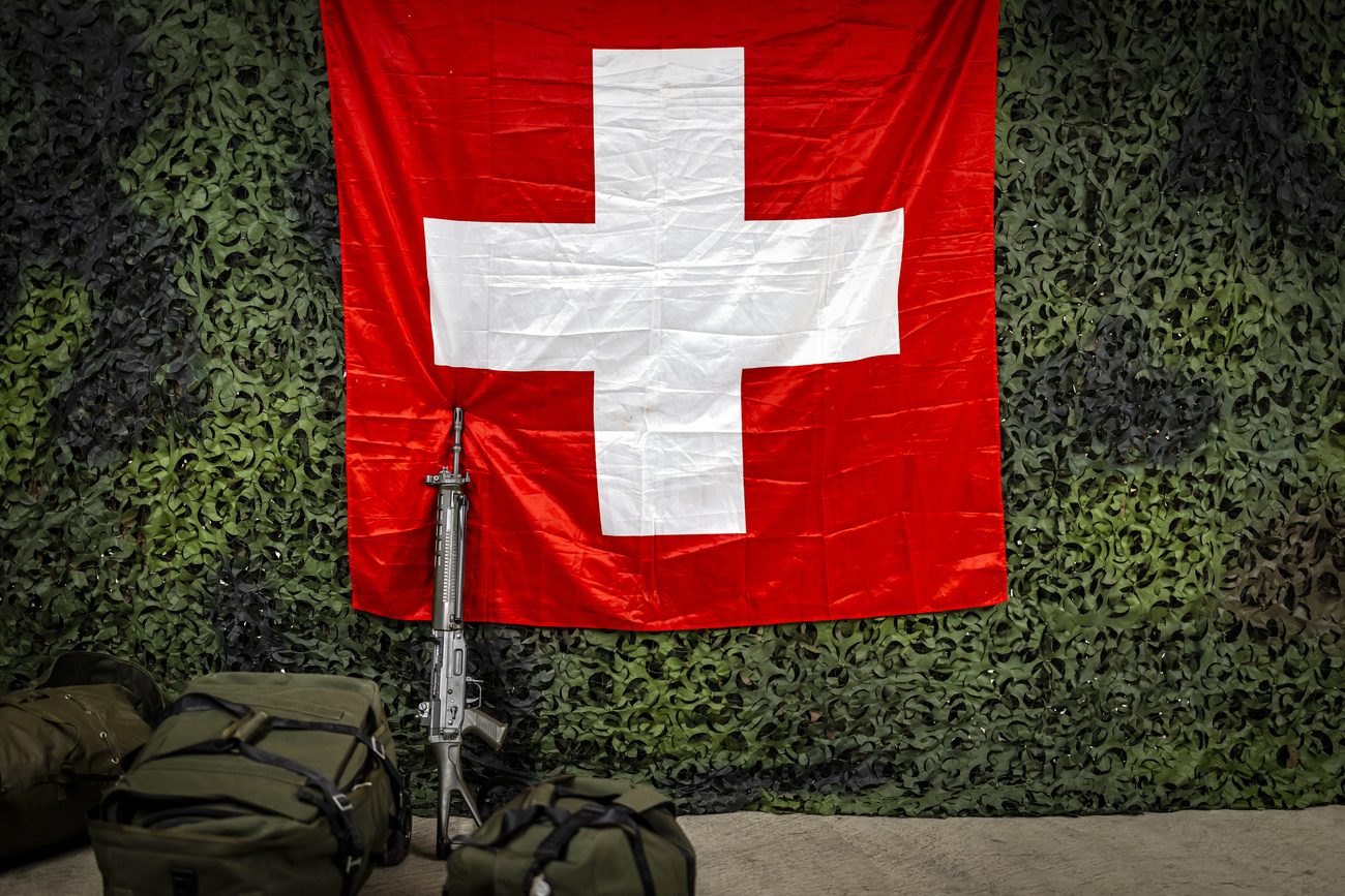 Bandiera svizzera e fucile