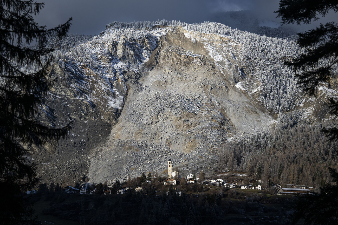 The mountain village of Brienz in Graubünden can be inhabited and entered normally again from Monday.