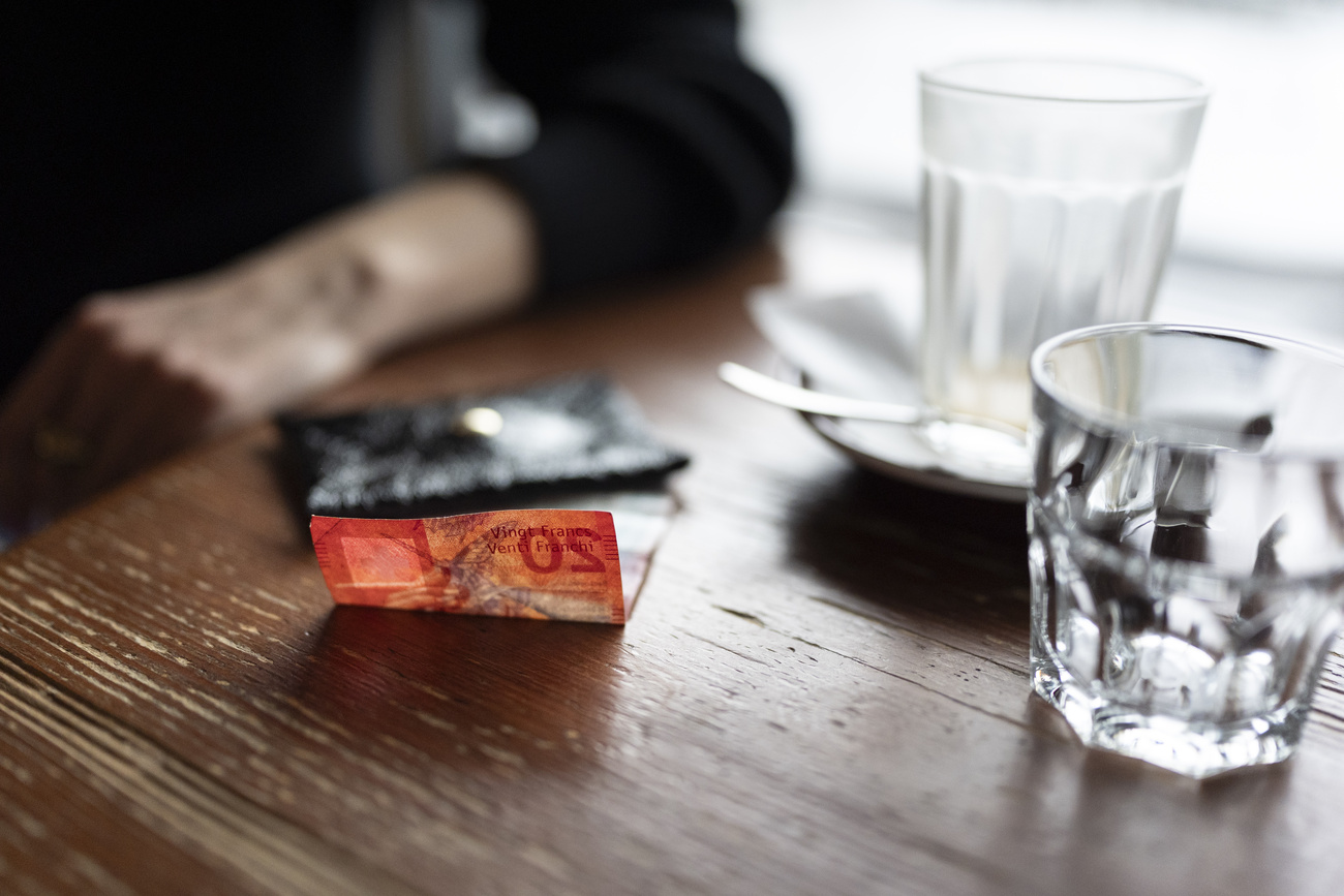 biglietto da 20 franchi sul tavolo di un bar