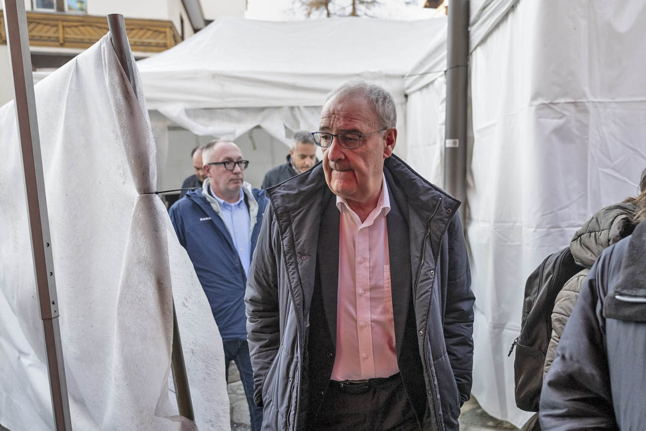 Crans-Montana: Gefordert: Bundespräsident Guy Parmelin, hier beim Besuch am Brandort, am Morgen nach dem Inferno.