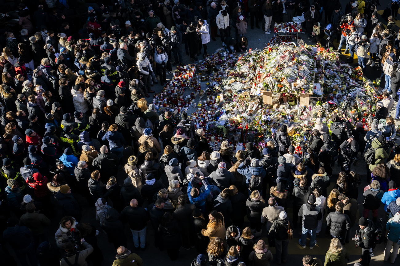 Am Sonntag haben Hunderte von Menschen in Crans-Montana den Opfern des Brandes gedenkt.
