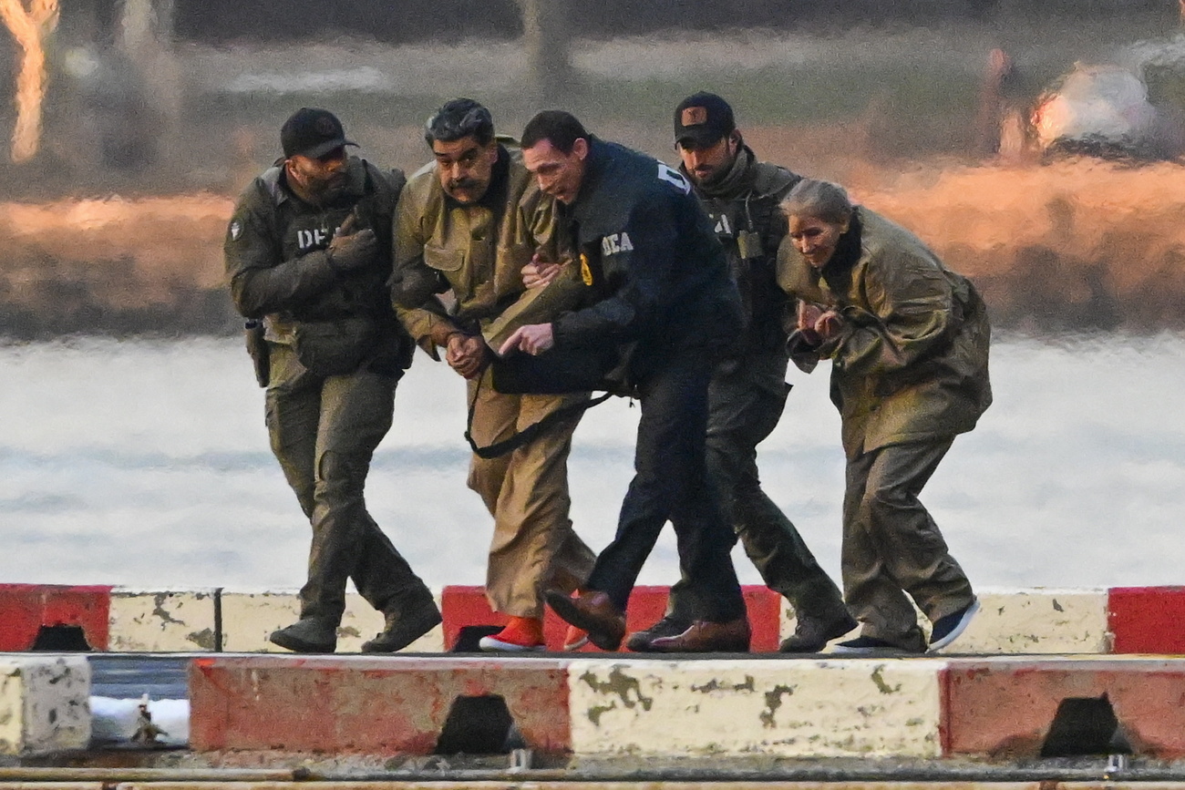 Agentes de la DEA detienen a Nicolás Maduro y su mujer Cilia Flores.