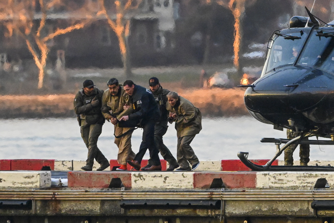 Le président vénézuélien Nicolas Maduro et son épouse, Cilia Flores, arrivent à l'héliport de Wall Street pour leur transfert à destination du tribunal fédéral où ils comparaissaient, lundi 5 janvier à New York.