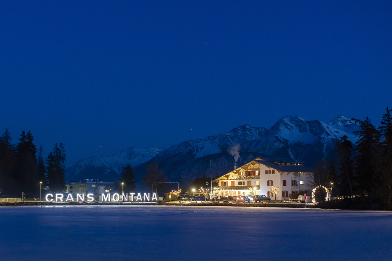 Paese illuminato di notte