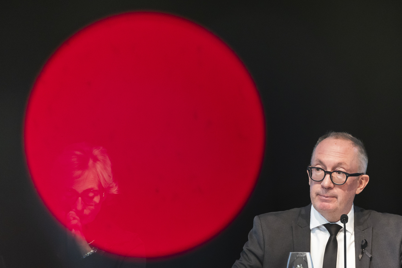 Persona accanto a cerchio rosso sulla parete