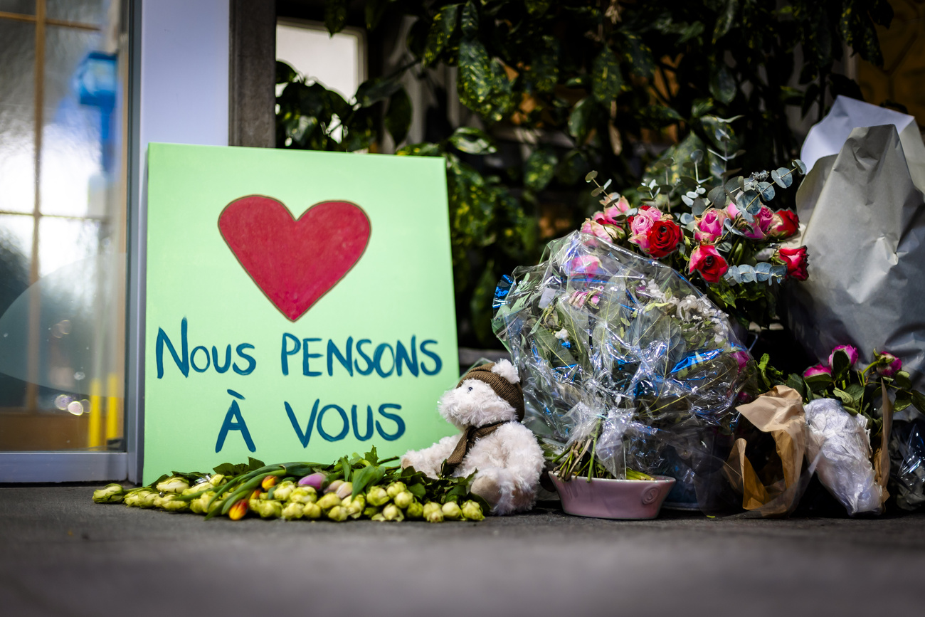 Fiori sul luogo della tragedia a Crans-Montana
