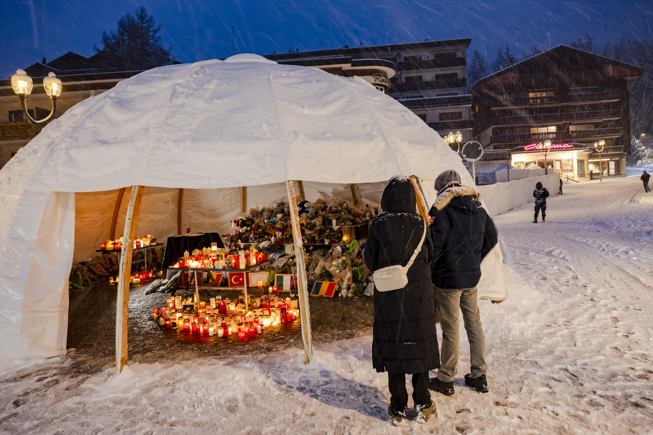 Pdue persone davanti a tenda con candele
