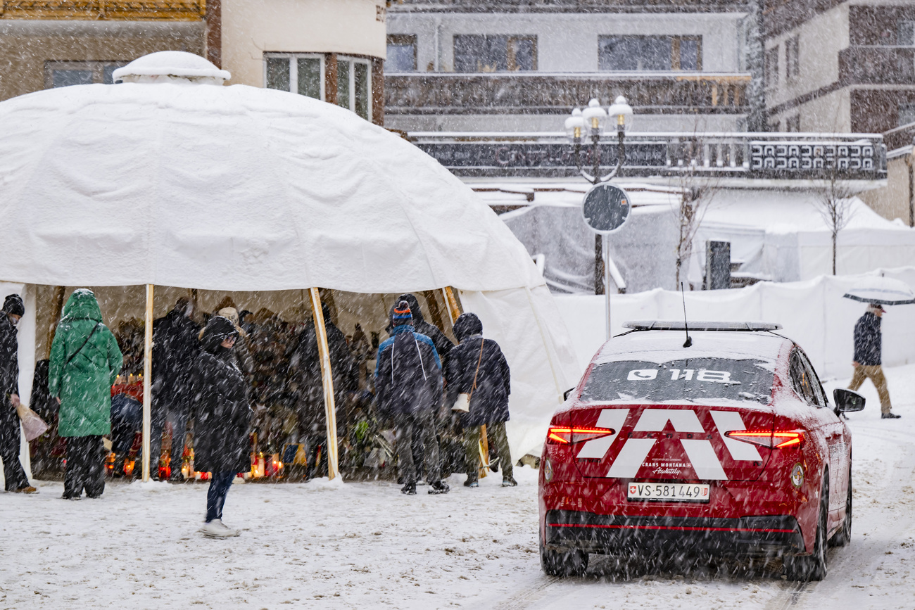 Sympathy for the victims of the fire inferno in Crans-Montana is overwhelming. In the background is the bar where the disaster occurred.