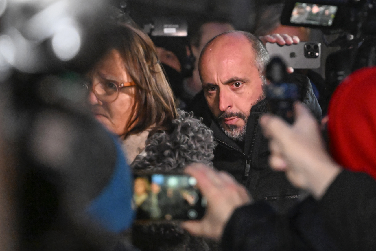 Persona attorniata da giornalisti