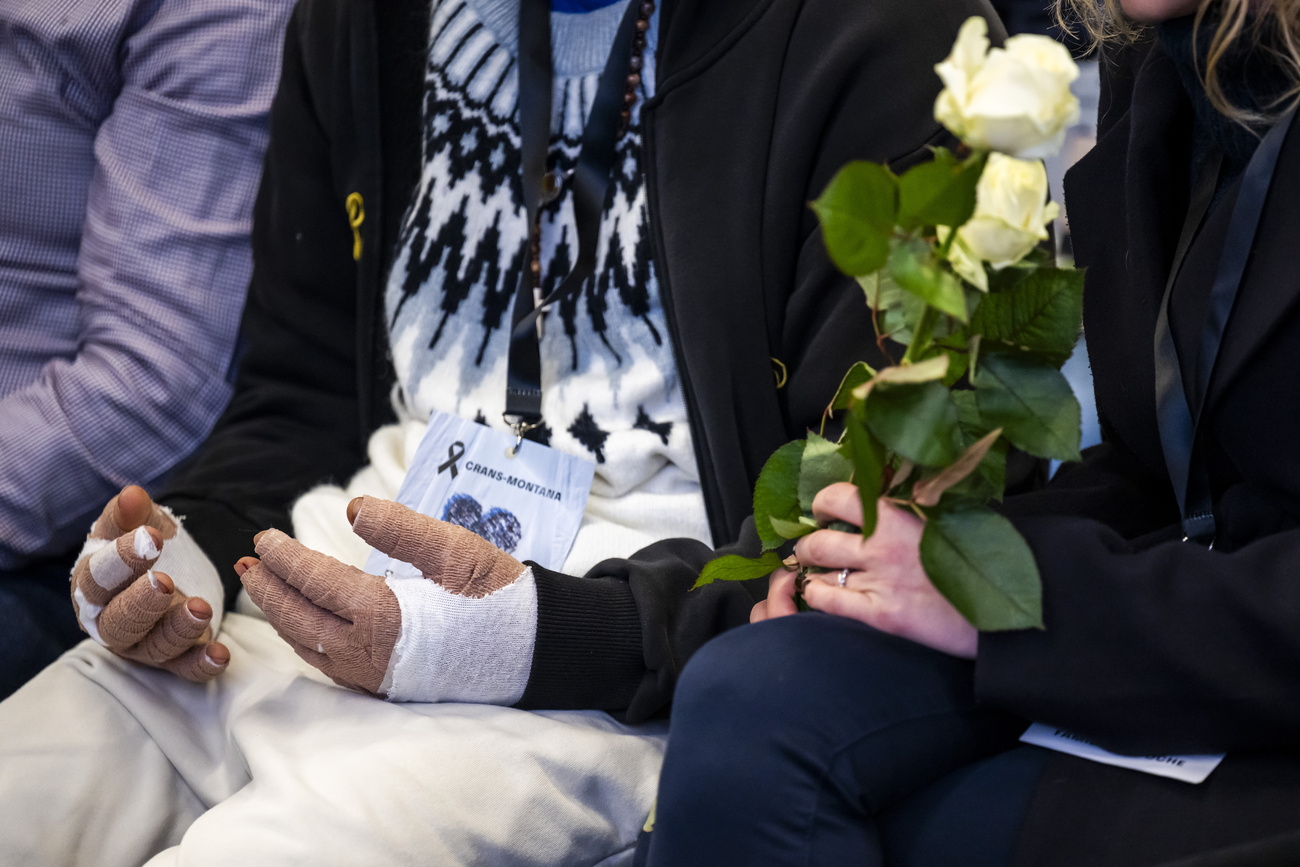 Une personne ayant survécu à l’incendie de Crans-Montana lors de la cérémonie commémorative officielle à Martigny vendredi.