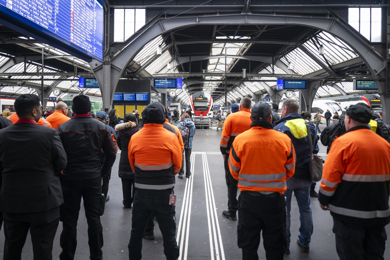 il personale di una stazione osserva un minuto di silenzio in ricordo delle vittime del rogo di Crans-Montana.