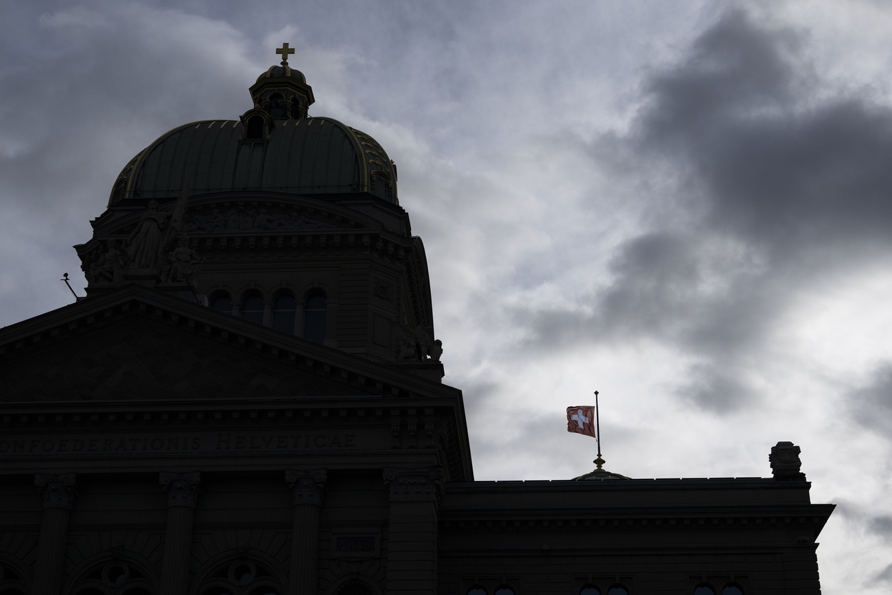Palazzo federale con la bandiera a mezz'asta.