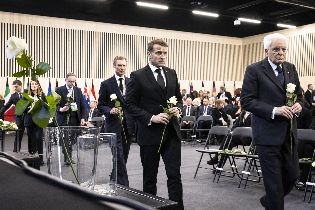Emmanuel Macron e Sergio Matterella durante al cerimonia di commemorazione.