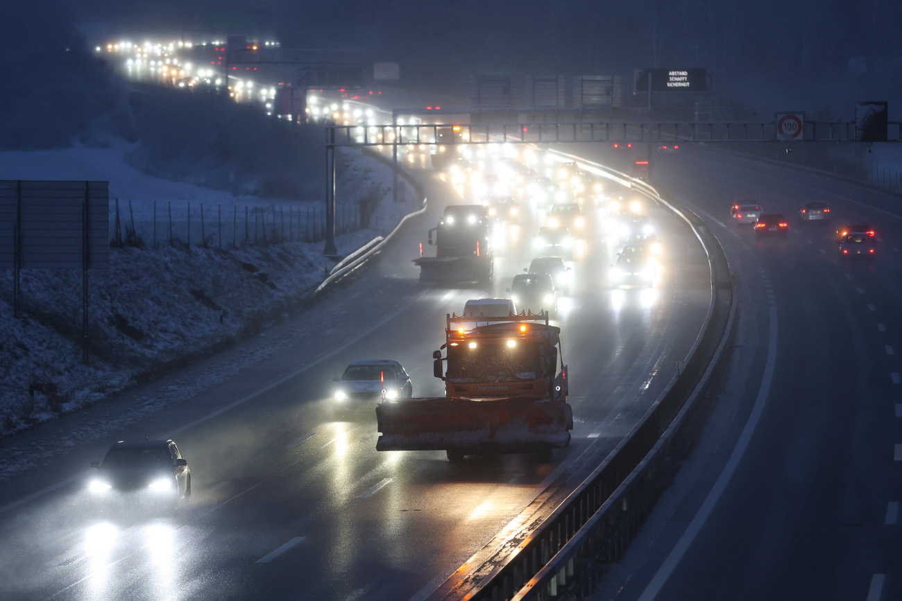 Spazzaneve davanti a coda di veicoli in autostrada