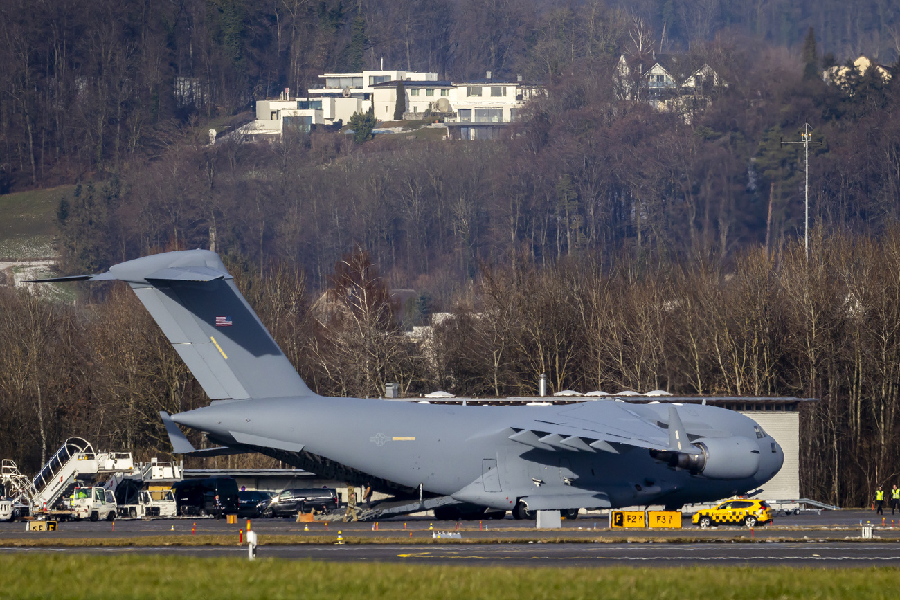 aereo cargo sulla pista