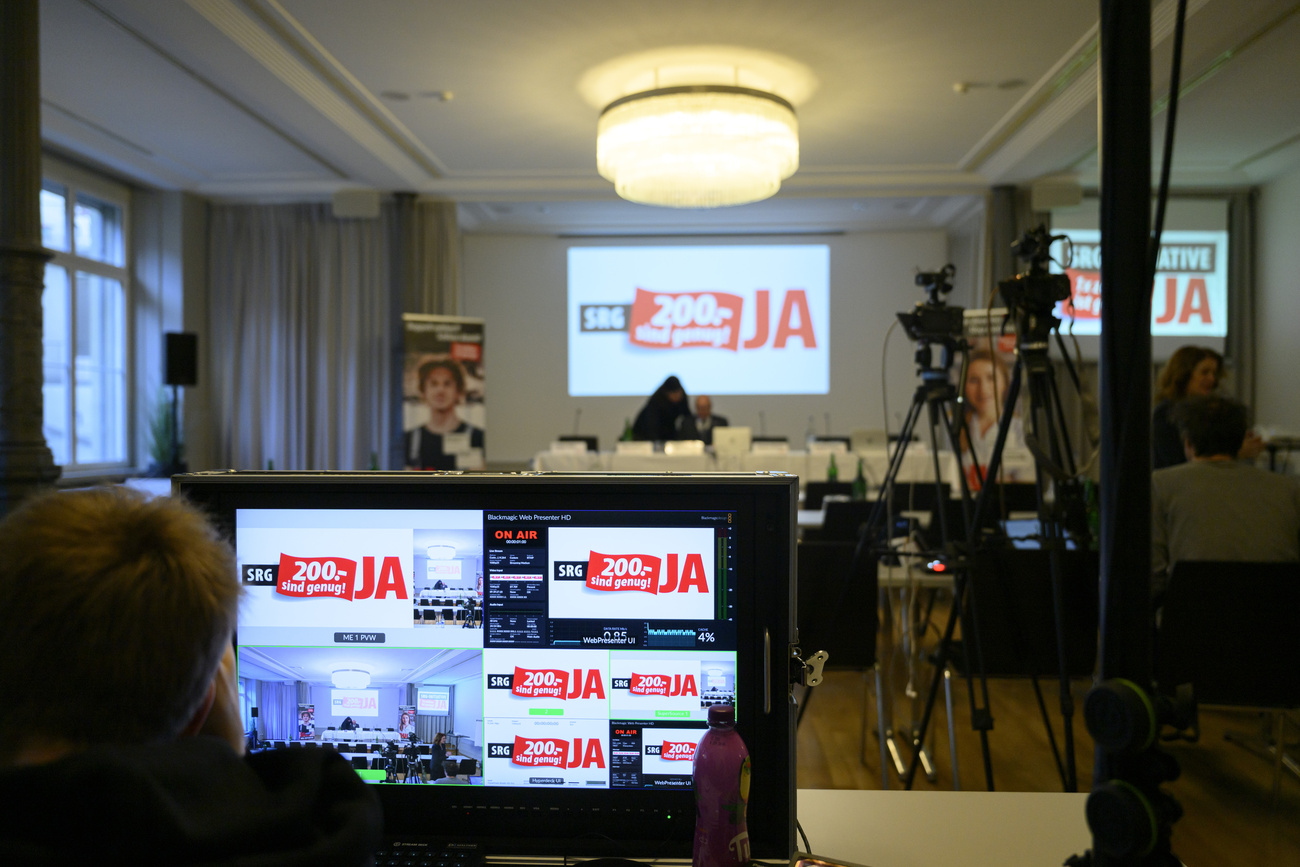 telecasmere in una sala di una conferenza stampa