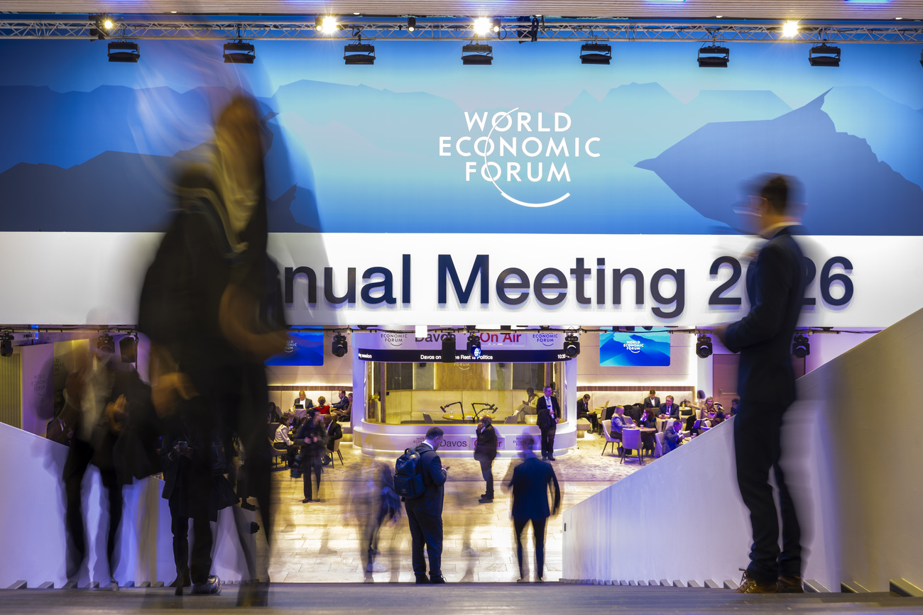 Viele Menschen und ein Banner "Annual Meeting 2026"