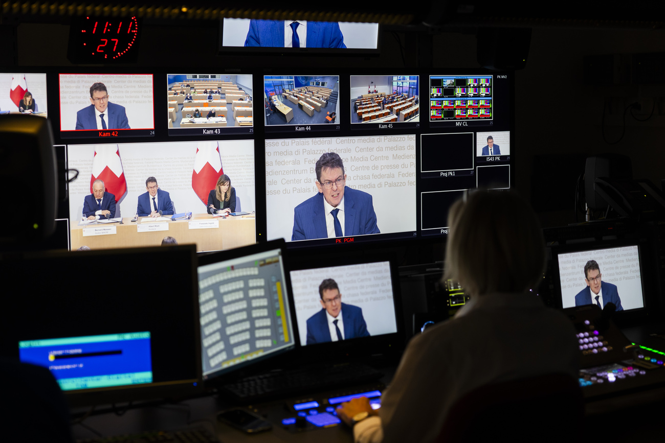 A look inside an SRG control room: Media Minister Albert Rösti speaks out against the SRG initiative.