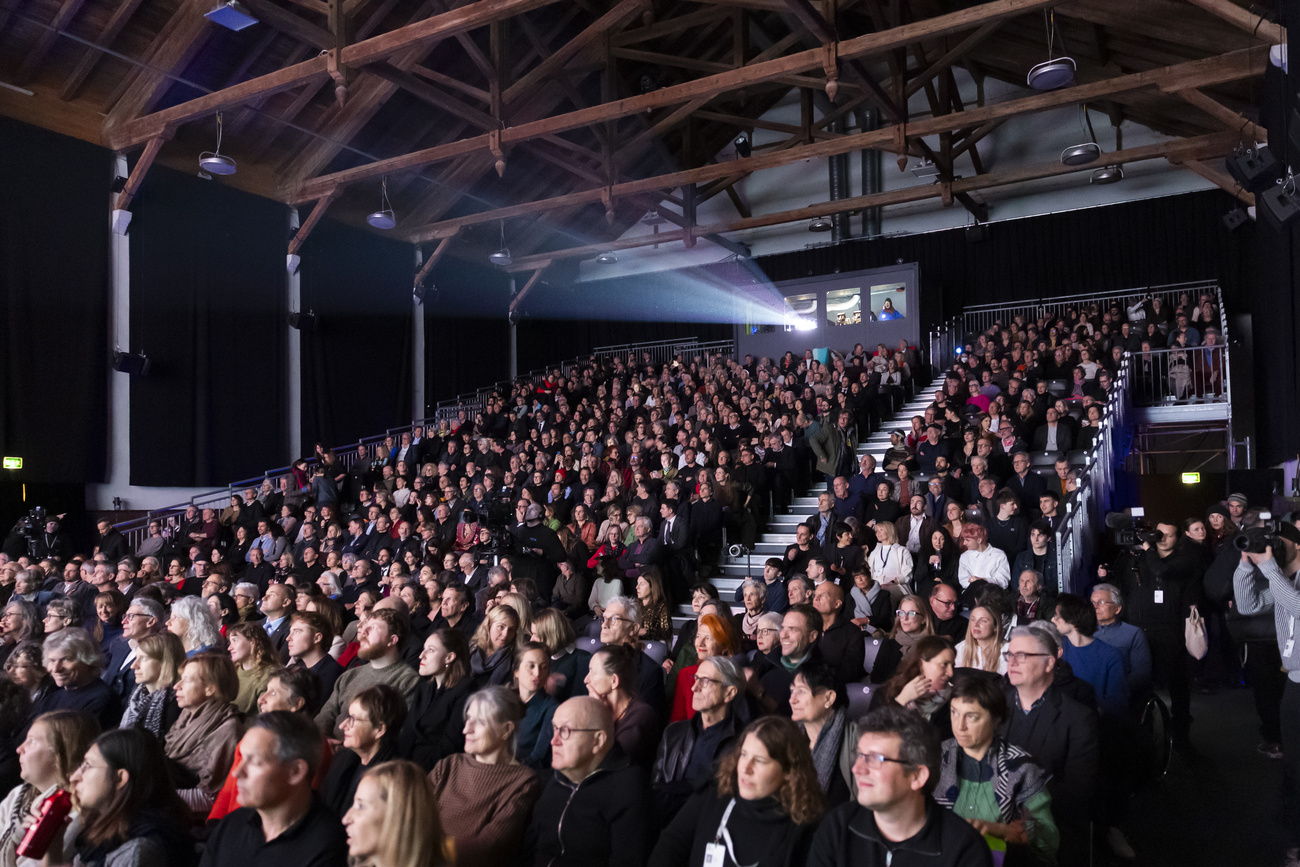 sala cinematografica piena
