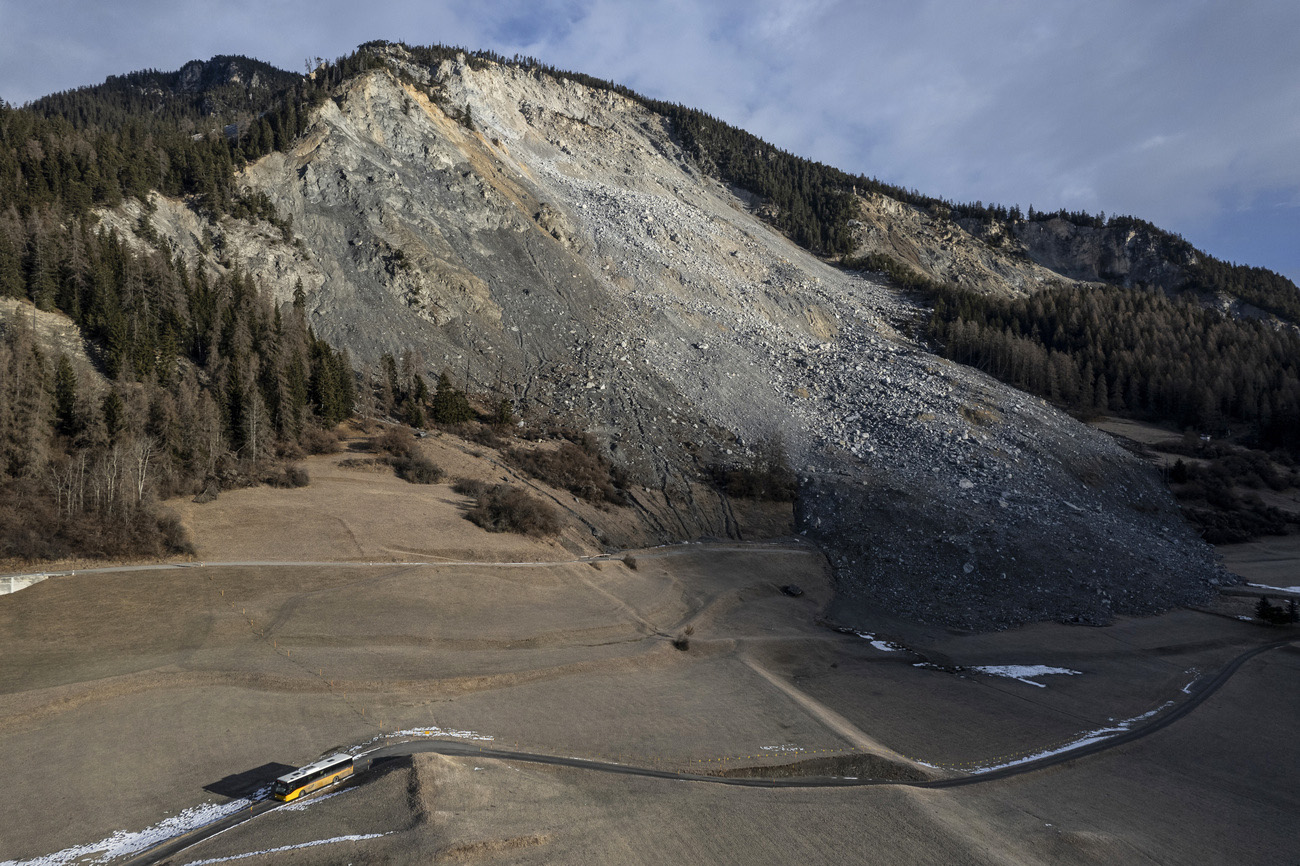 autopostale su strada di montagna