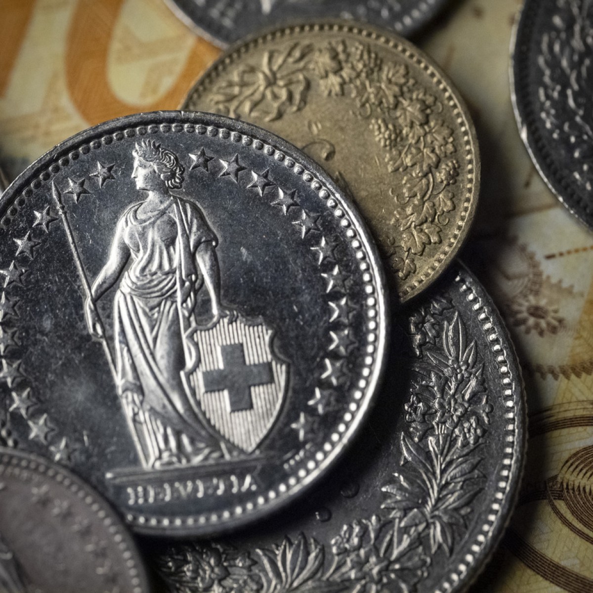 最後の「信頼できる」逃避通貨スイスフラン 対ドルで11年ぶり高値 - SWI swissinfo.ch