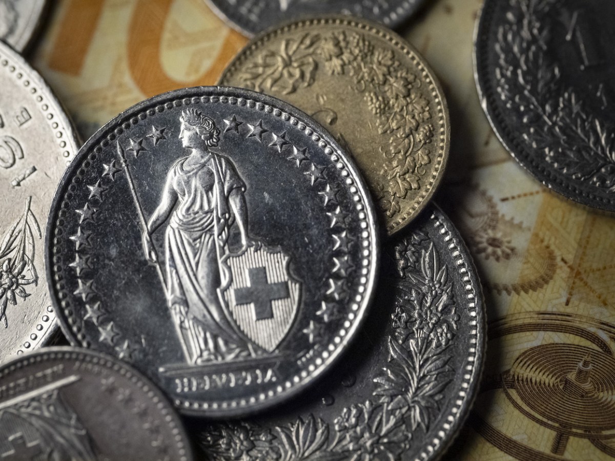 最後の「信頼できる」逃避通貨スイスフラン 対ドルで11年ぶり高値 - SWI swissinfo.ch