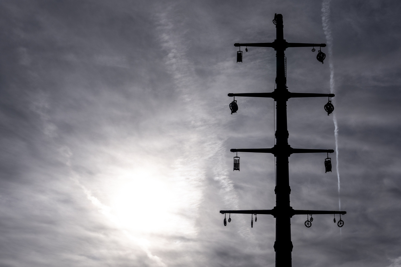 Traliccio dell'alta tensione in controluce