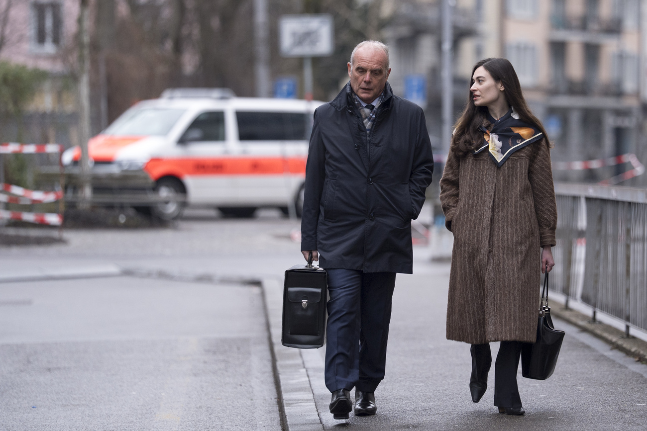 Due persone camminano fianco a fianco