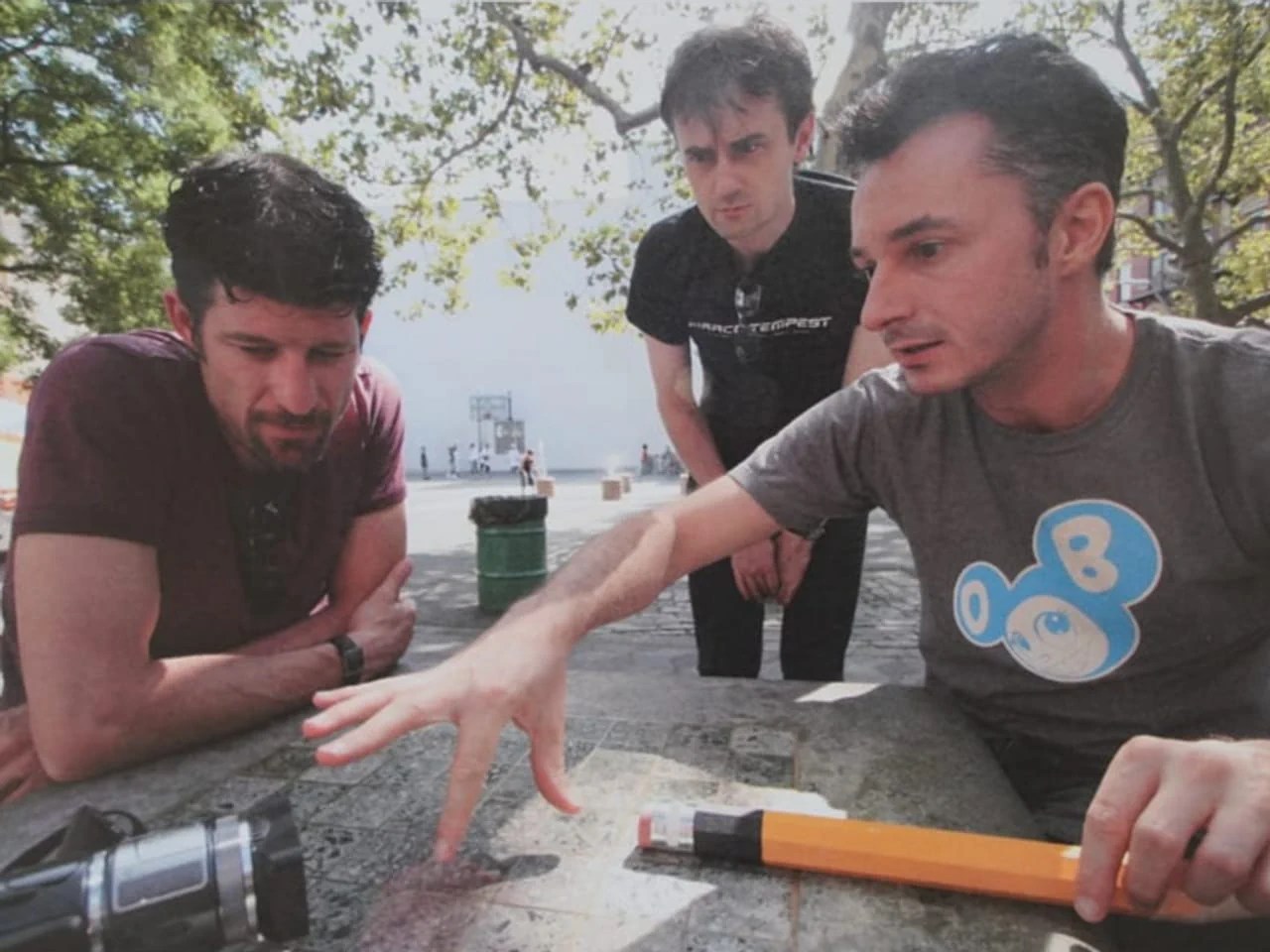 Kameramann Elia Lyssy und Marco Tempest bei Drehvorbereitungen für einen Phone Cam Magic-Trick.