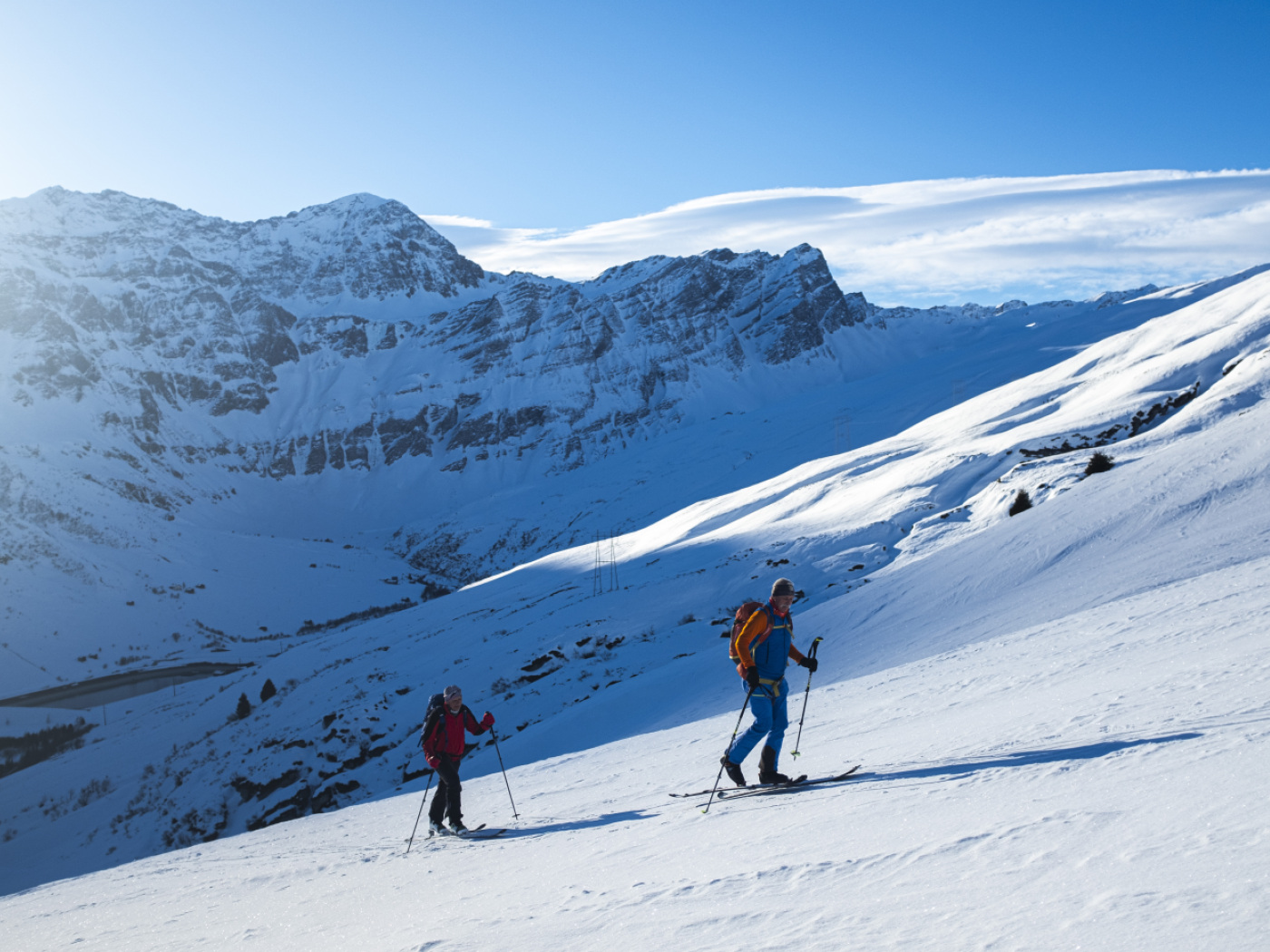 due scialpinisti sulla neve