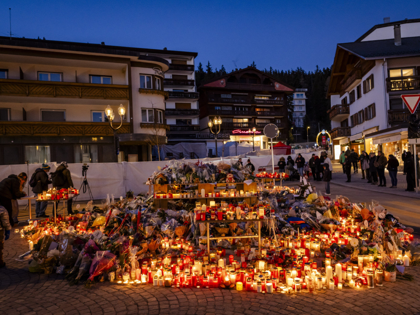 Centinaia di candele e mazzi di fiori davanti al locale nel quale si è consumata la tragedia.