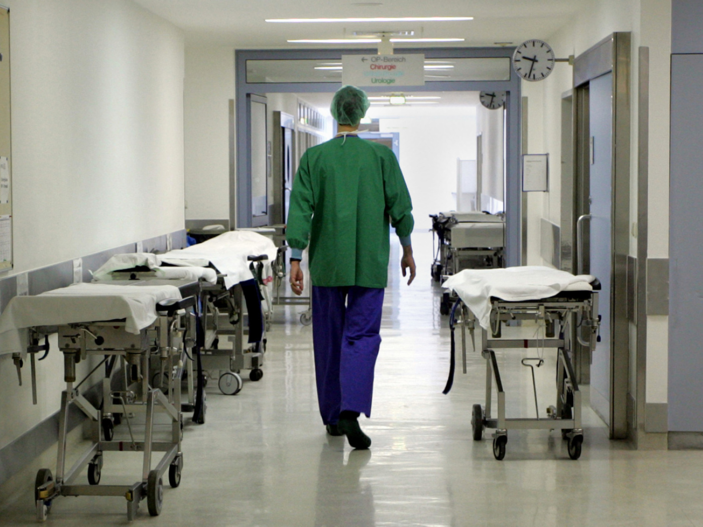 infermiere in corridoio di ospedale