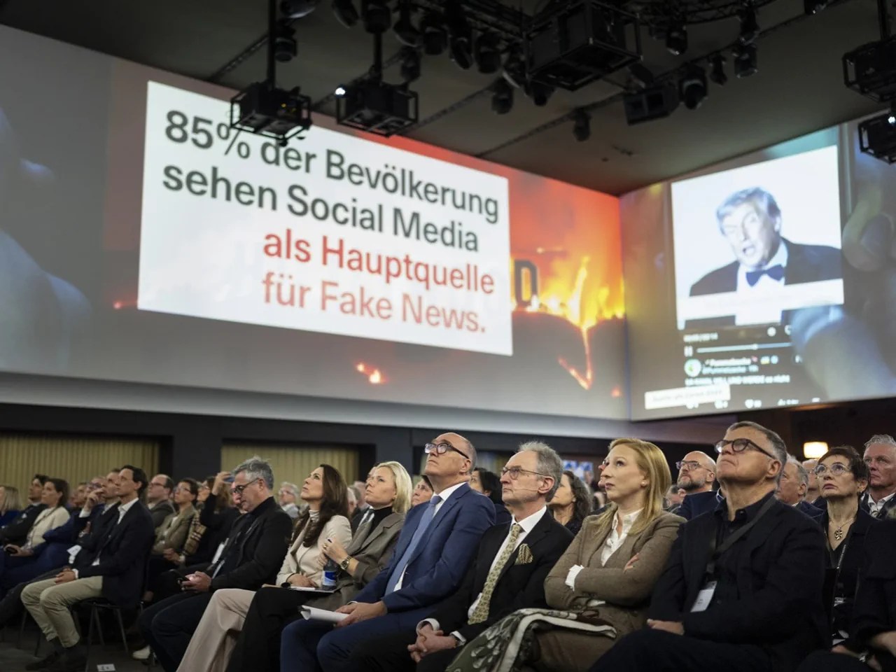 Federal Councillor Pfister (centre) listens to a presentation at the Swiss Media's Epiphany Conference. Fake news and disinformation campaigns were the main topics at the event.