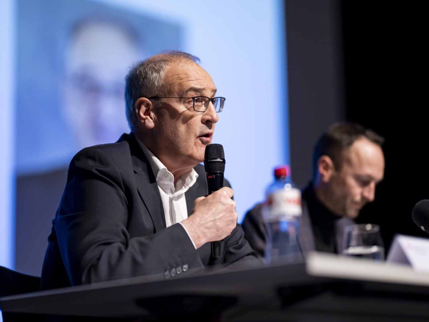 Guy Parmelin con microfono in mano