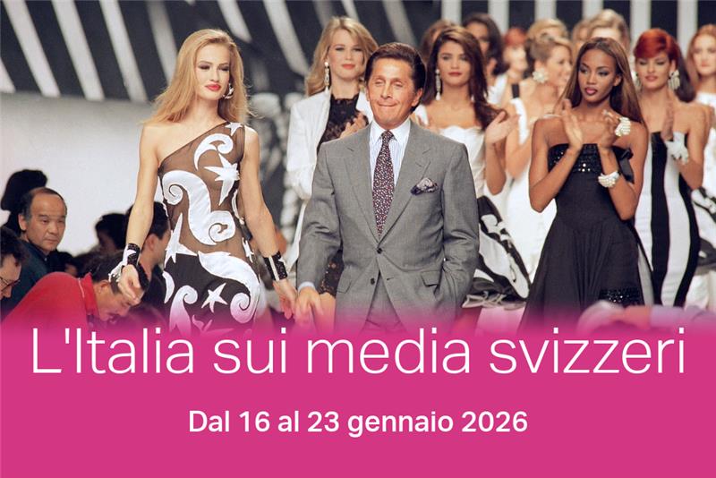 Valentino alla fine di una sfilata con le sue modelle.