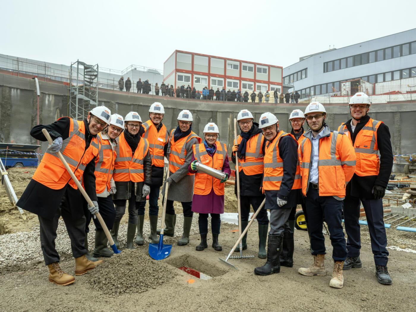 A Neuchâtel, la première pierre du bâtiment JD7 est posée - swissinfo.ch