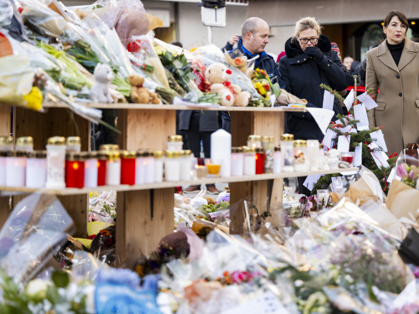 fiori e candele davanti al bar le constellation