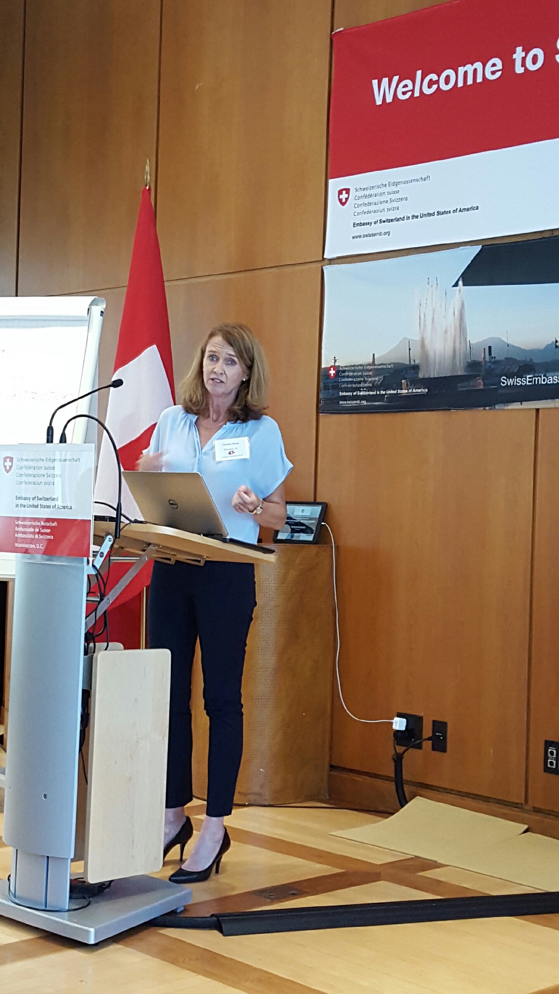 Une femme parle à un pupitre