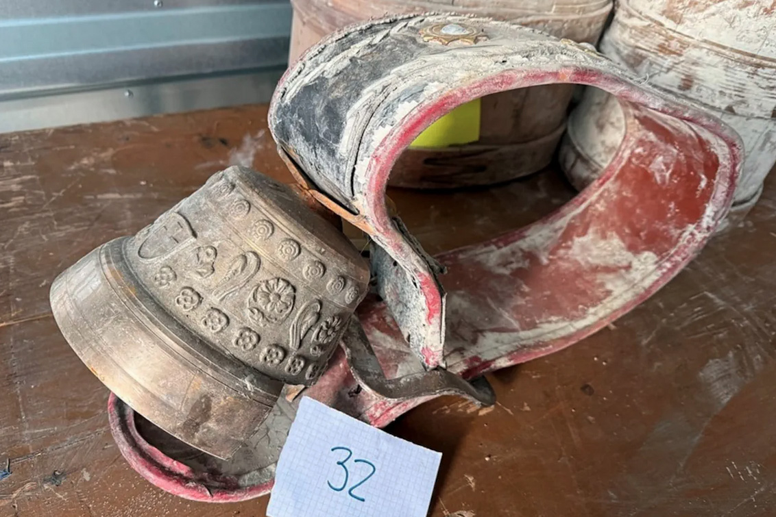 campanaccio per mucca ricoperto di fango