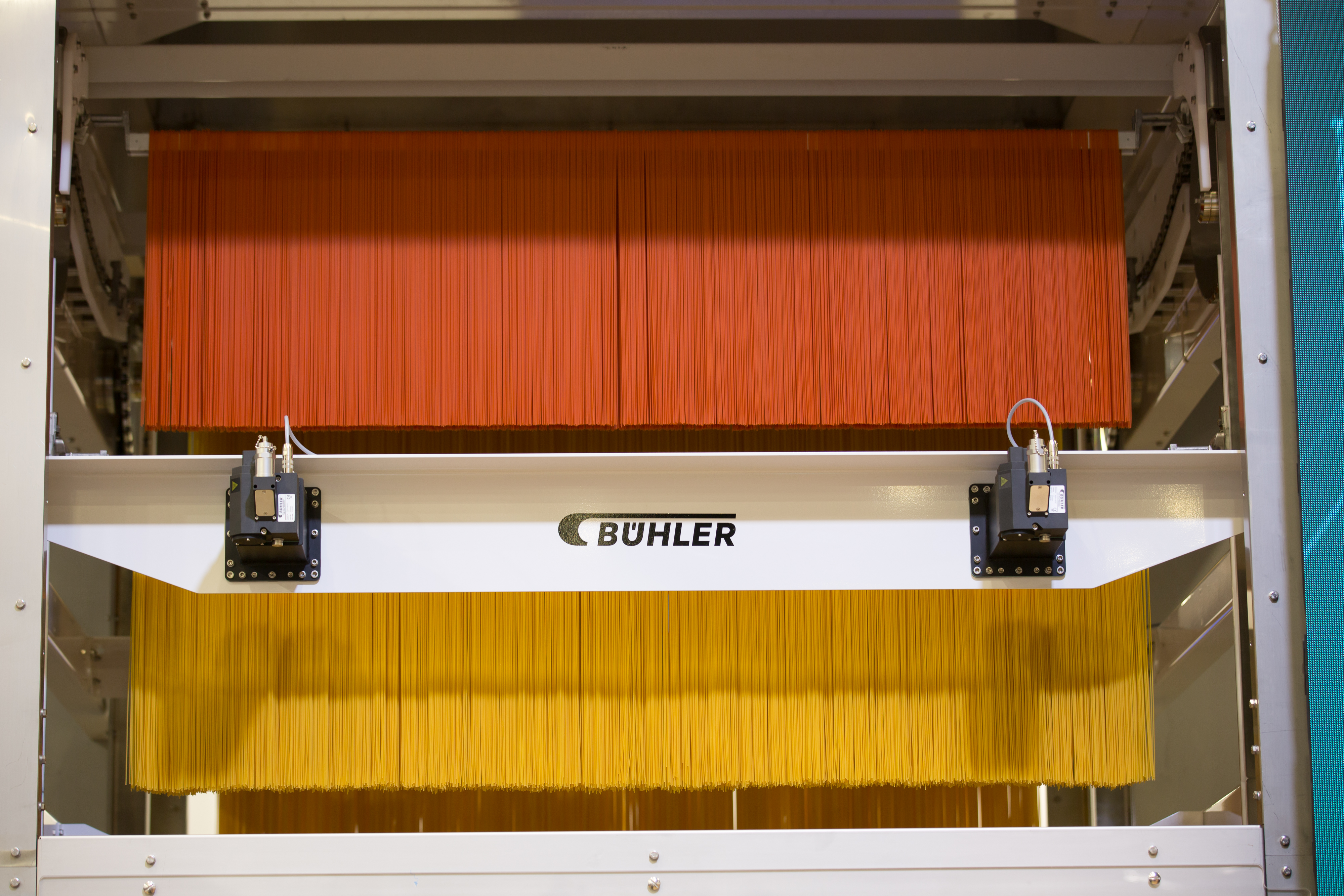 Macchina industriale per la fabbricazione di pasta lunga.