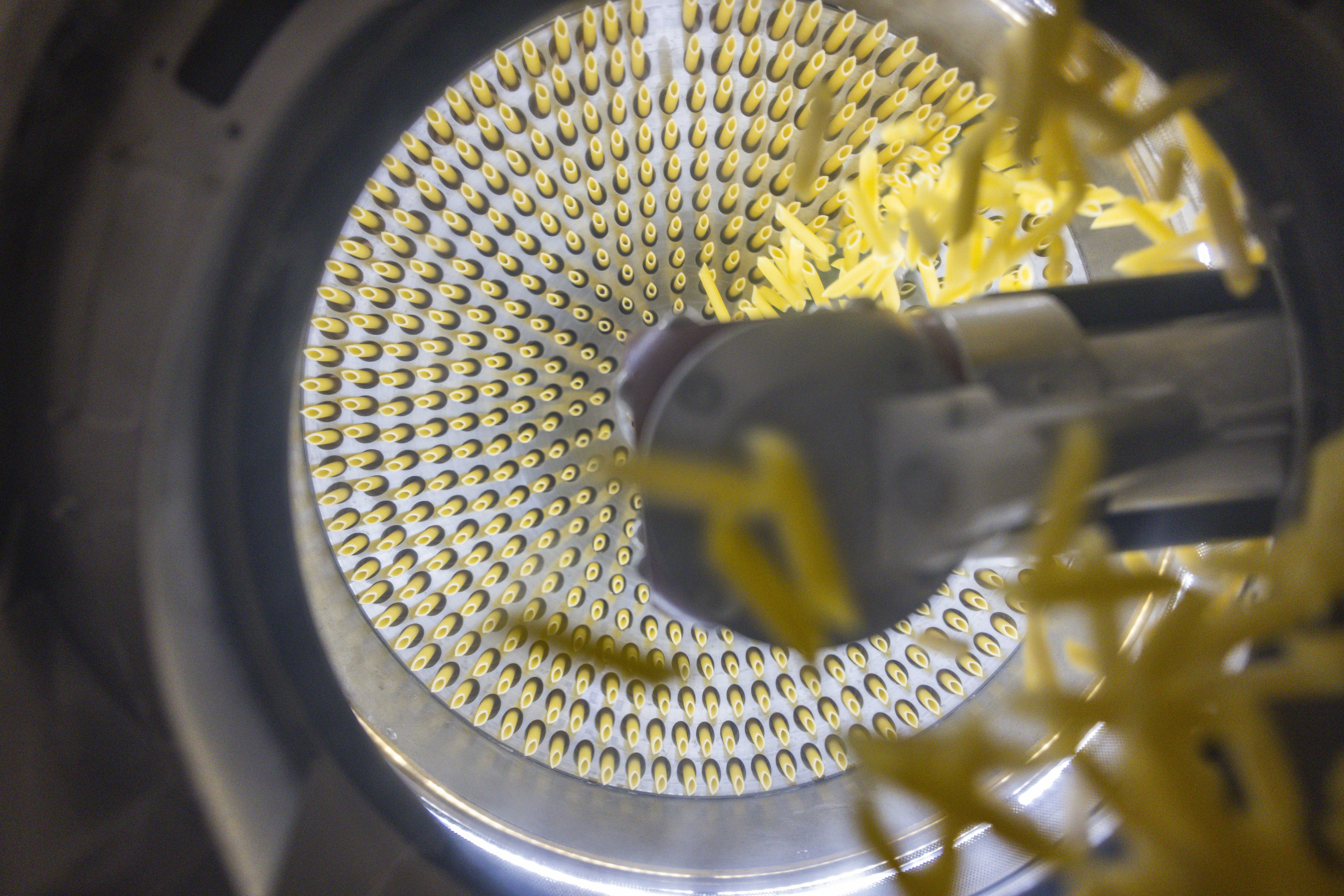 Macchinario per la produzione di pasta corta.