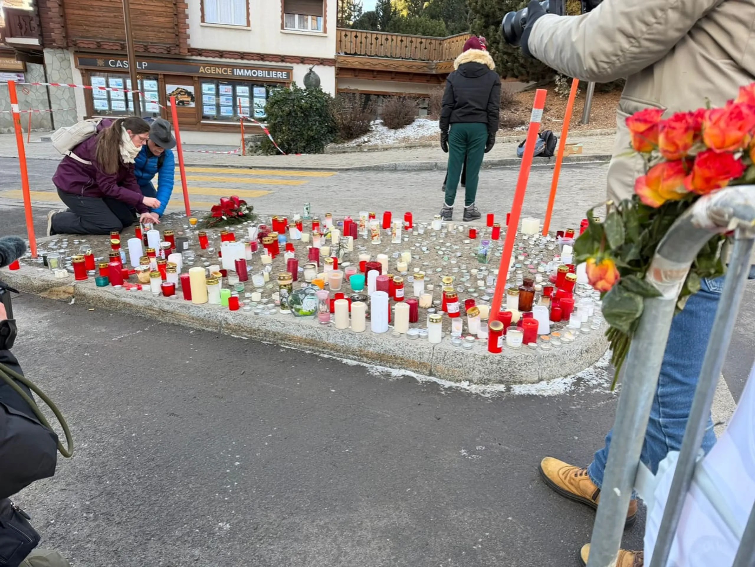 Menschen zünden Kerzen an