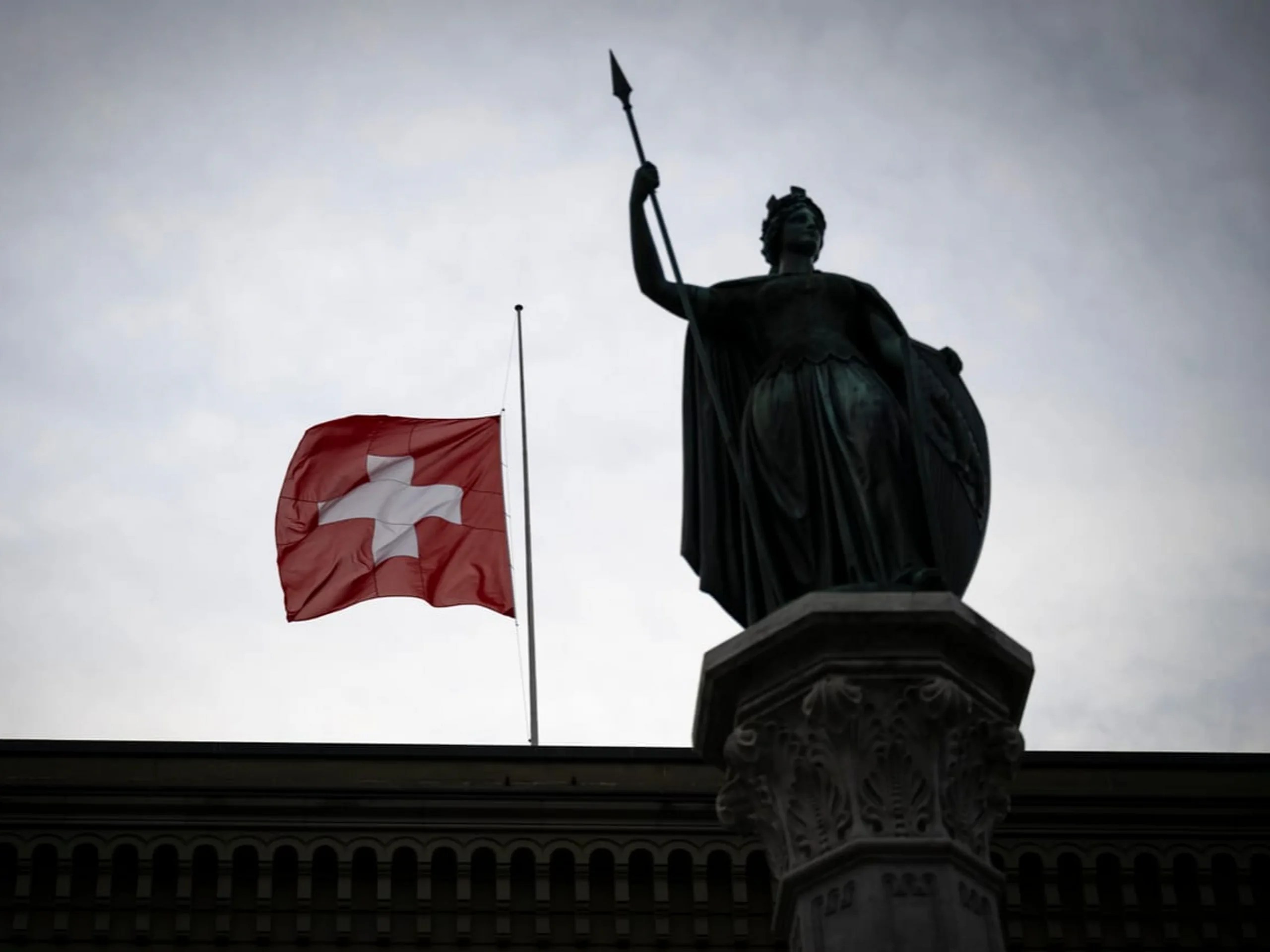 Die Schweizer Flaggen am Bundeshaus wehen für fünf Tage auf Halbmast. Die Waadtländer Kantonsregierung folgte dem Beispiel.