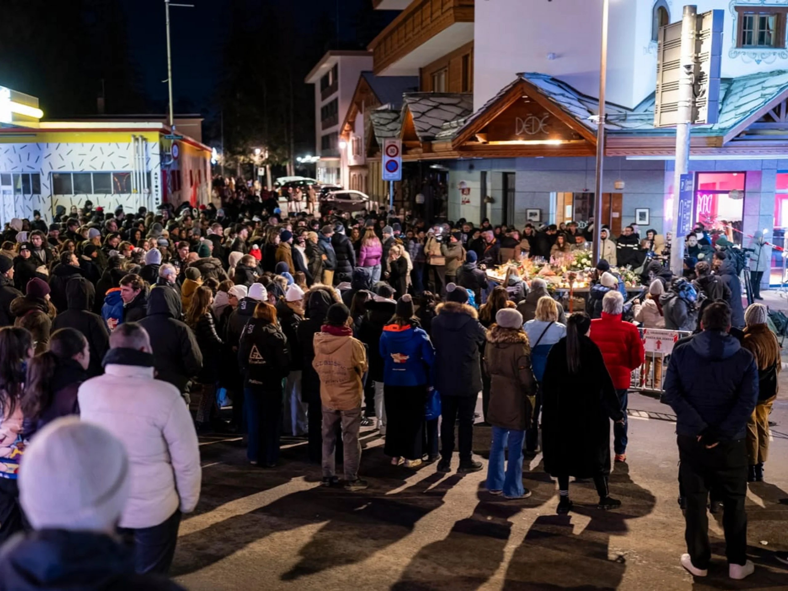 Vor dem abgesperrten Gebiet um den Unglücksort versammelten sich am Donnerstagabend hunderte Trauernde.